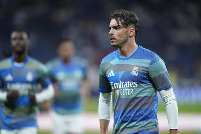 El central español Raúl Asencio, durante un calentamiento del Real Madrid CF en el Santiago Bernabéu.