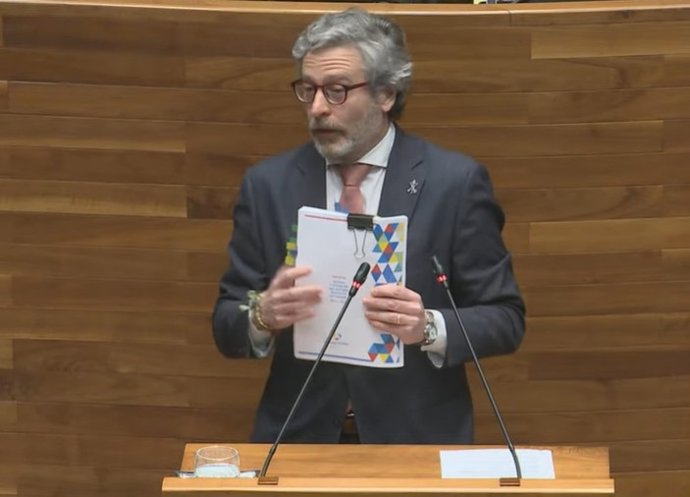 El diputado de Vox, Javier Jové, con el informe Estado y Situación del Sistema Educativo Asturiano 2023-2024.