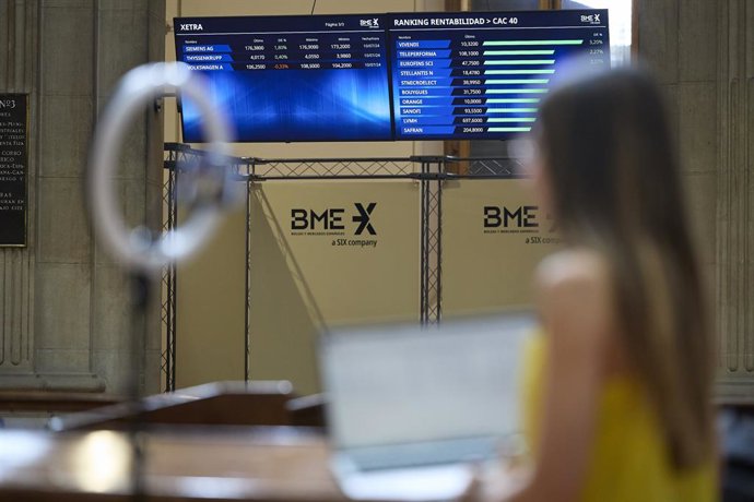 Archivo - Paneles del IBEX 35 en el Palacio de la Bolsa de Madrid, a 11 de julio de 2024, en Madrid (España). El Ibex 35 ha iniciado la sesión de hoy con una subida del 0,37%, lo que le ha llevado a situarse en los 11.112,8 puntos, en una jornada marcada 