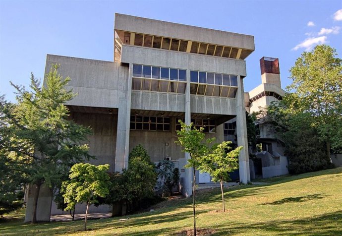 Con motivo del 30 aniversario del estreno de la película Tesis (12 de abril de 1996), la Facultad de Ciencias de la Información de la Universidad Complutense acogerá una proyección especial de esta emblemática obra del cine español, dirigida por Amenábar.