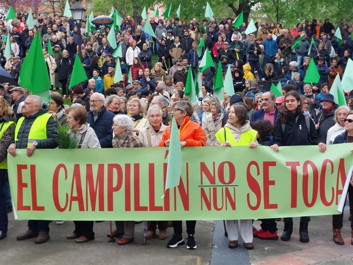 Manifestación contra el parking bajo el parque de El Campillín en Oviedo