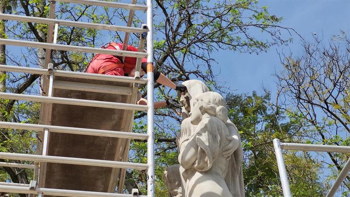 Detalle de los trabajos de limpieza, consolidación y reposición de elementos deteriorados en la Gloieta de Covadonga del Parque de María Luisa.
