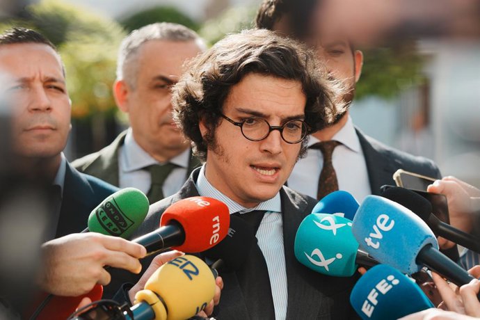 El diputat de VOX José María Figaredo atén als mitjans de comunicació en el Pati dels Tarongers de l'Assemblea d'Extremadura, a 25 de març del 2026, a Mèrida, Extremadura (Espanya).