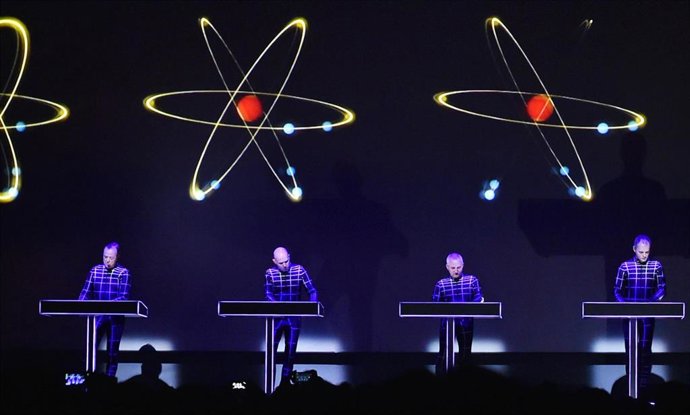 Archivo - El grupo alemán Kraftwerk actúa en el escenario del museo de arte Neue Nationalgalerie de Berlín.