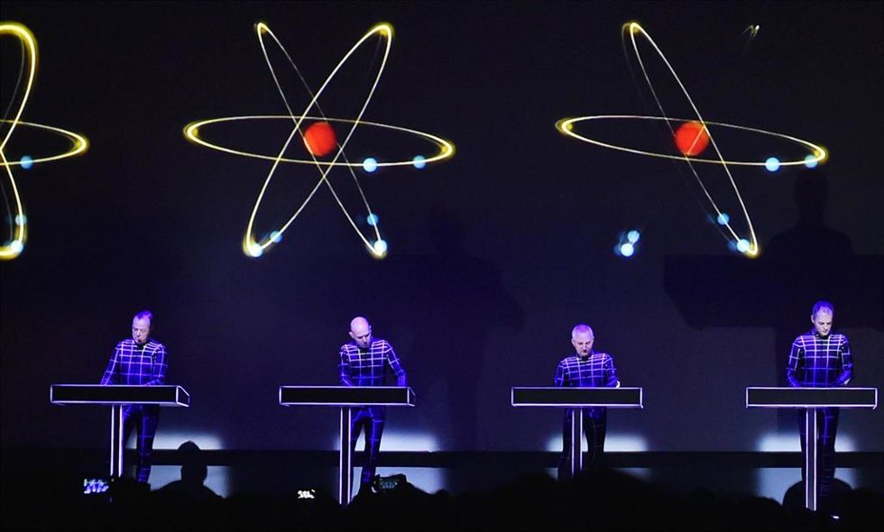 Archivo - El grupo alemán Kraftwerk actúa en el escenario del museo de arte «Neue Nationalgalerie» de Berlín.