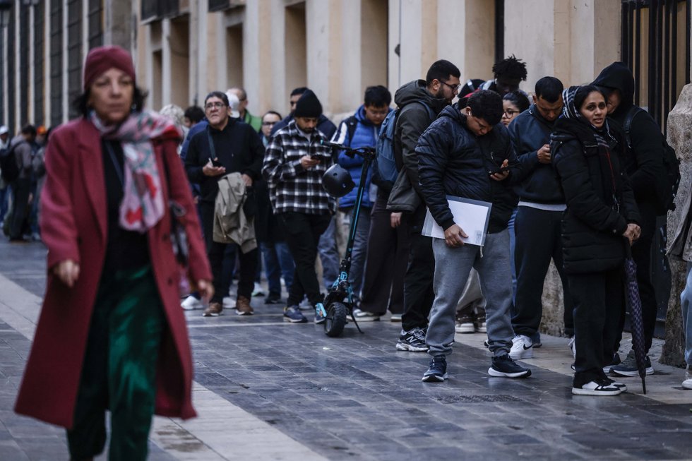 Decenas de inmigrantes hacen cola en el Ayuntamiento de Valencia, a 5 de febrero de 2026, en Valencia, Comunidad Valenciana (España).