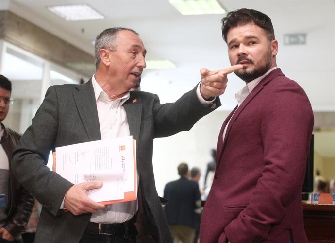Archivo - El diputado de Compromís, Joan Baldoví (i), junto al portavoz de ERC en el Congreso, Gabriel Rufián (d)