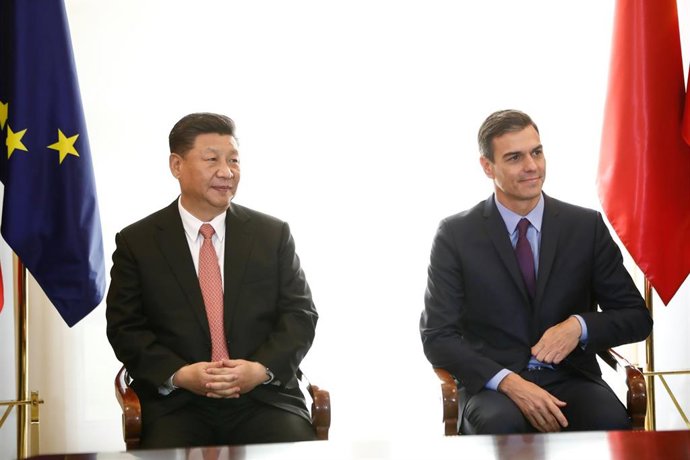 Archivo - Ell presidente de la República China, Xi Jinping, y el presidente del Gobierno, Pedro Sánchez, durante la firma de acuerdos entre ambos países.   