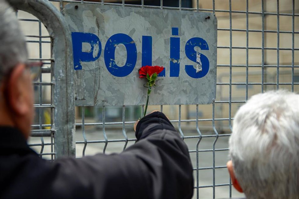 Imagen de archivo de una valla de la Policía de Turquía.