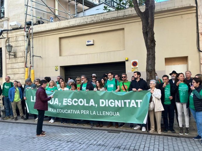 Concentración de la Xarxa Educativa per la Llengua frente al Parlament.