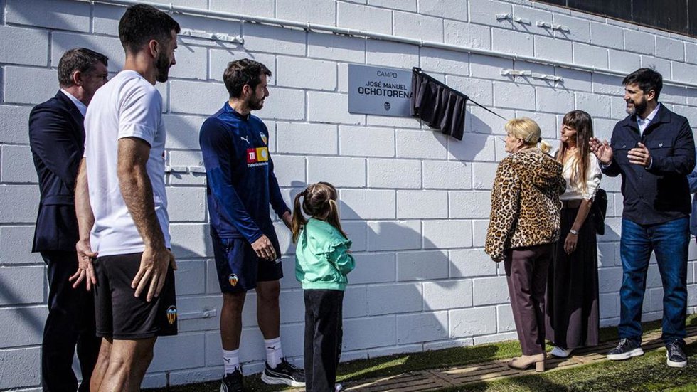El Valencia CF homenajea a José Manuel Ochotorena dando su nombre al campo principal de Paterna