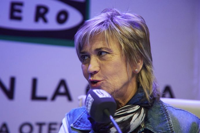Archivo - Arquivo - A jornalista Julia Otero durante o programa “Julia en la Onda”, da Onda Cero, na Fundação Cajasol, em 20 de dezembro de 2022, em Sevilha (Andaluzia, Espanha). A jornalista Julia Otero, no seu programa “Julia en la Onda”
