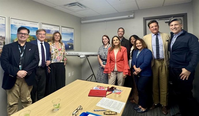 Delegación sevillana reunida en Miami con responsables de aerolíneas y del aeropuerto para abordar la conexión directa con Estados Unidos.