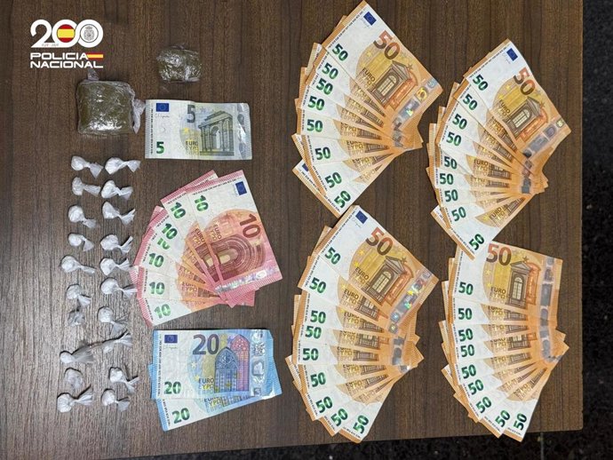 Droga y dinero intervenidos.