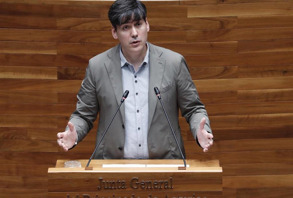 El consejero de Ciencias, Industria y Empleo, Borja Sánchez, comparece en el Pleno de la Junta Ganeral.
