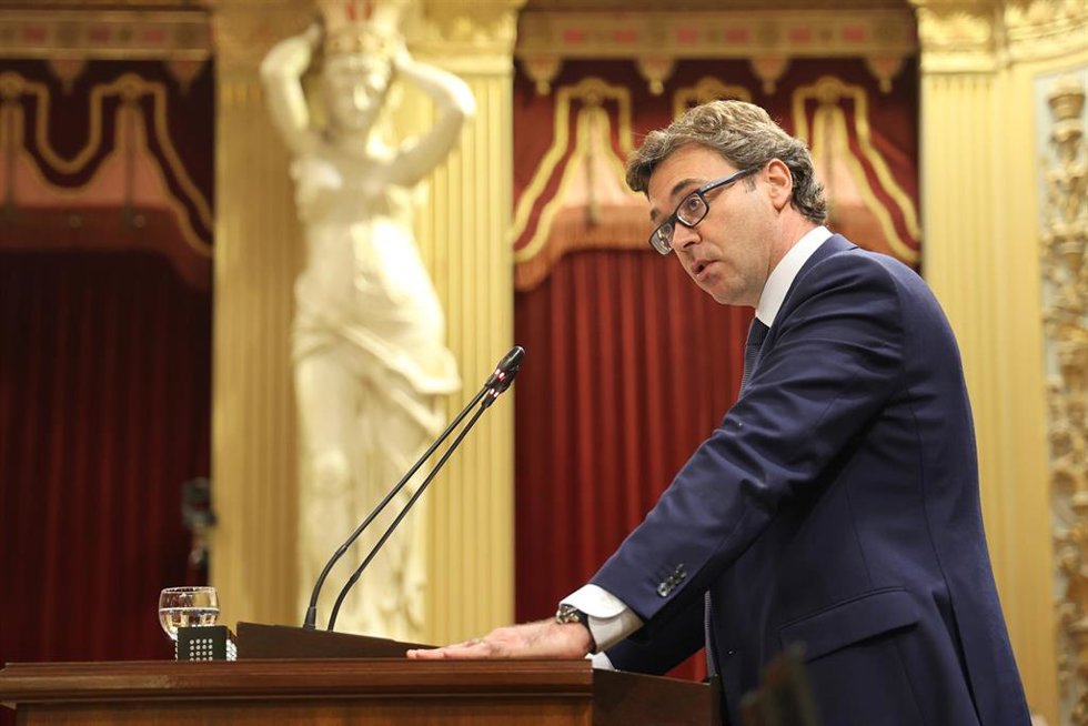 Archivo - El portavoz del Govern y conseller de Economía, Hacienda e Innovación, Toni Costa, interviene durante un pleno en el Parlament balear