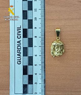 El colgante de oro recuperado por la Guardia Civil.
