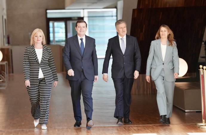 El secretario general del PP de Castilla y León y procurador por Segovia, Francisco Vázquez (d), y el presidente en funciones de la Junta de Castilla y León, Alfonso Fernández Mañueco (i), durante la constitución de las Cortes de la XII Legislatura de 