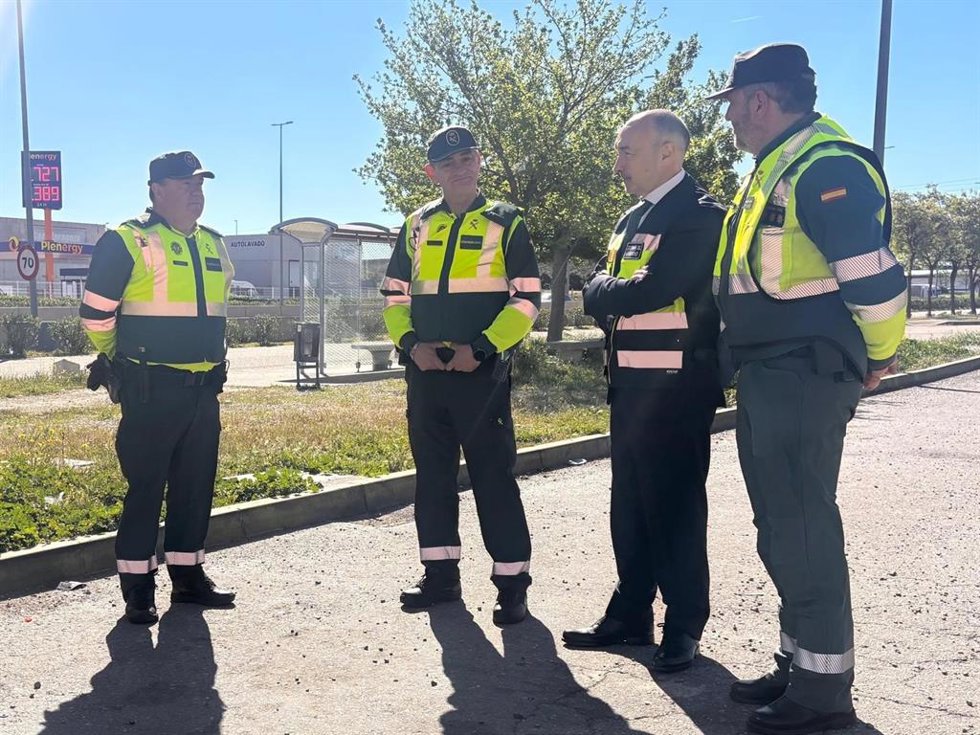 El delegado del Gobierno en Aragón, Fernando Beltrán, con agentes de Tráfico de la Guardia Civil.