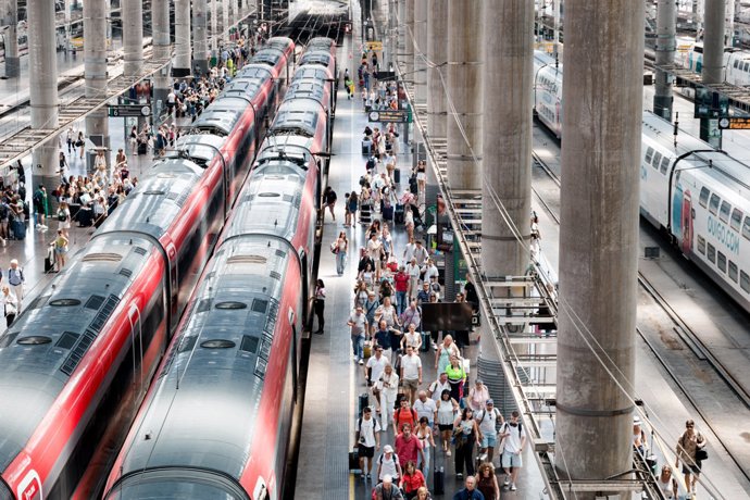 Varias personas en los uno de los andenes de la estación Puerta de Atocha-Almudena Grandes, durante la primera operación salida del verano 2025, a 27 de junio de 2025, en Madrid (España).