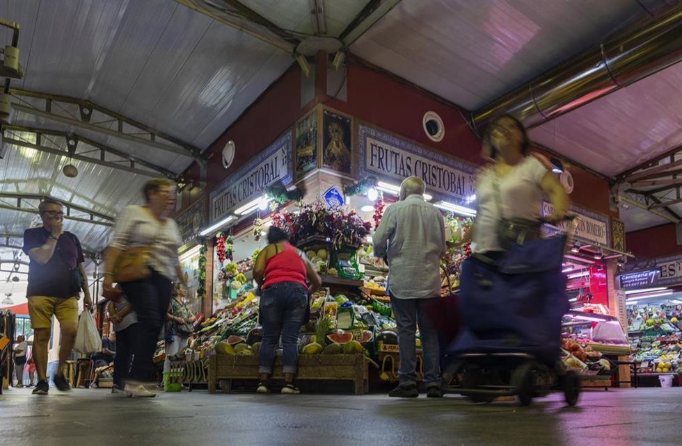 Archivo - Imagen de archivo de un mercado de abastos.