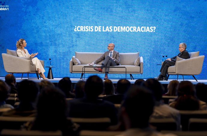 El presidente de la CEE y arzobispo de Valladolid, Monseñor Luis Argüello, el director general de la Fundación Pablo VI, Jesús Avezuela, y la portavoz adjunta del PP en el Congreso Cayetana Álvarez de Toledo en la Fundación Pablo VI.