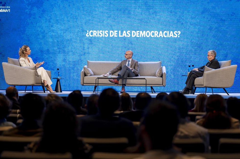 El presidente de la CEE y arzobispo de Valladolid, Monseñor Luis Argüello, el director general de la Fundación Pablo VI, Jesús Avezuela, y la portavoz adjunta del PP en el Congreso Cayetana Álvarez de Toledo en la Fundación Pablo VI.