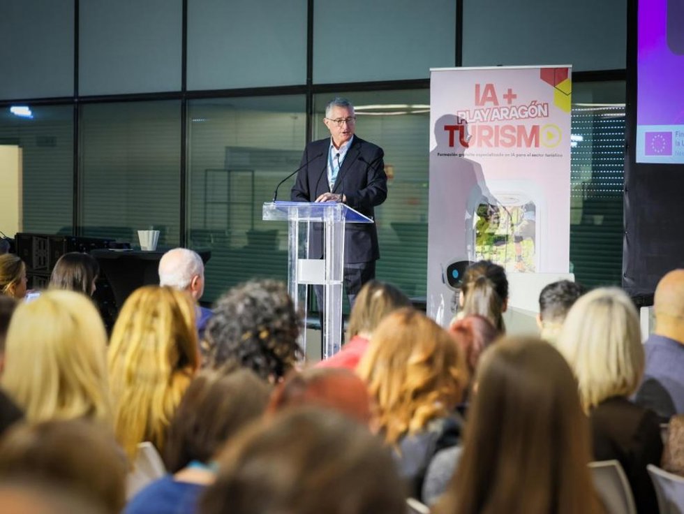 El consejero de Medio Ambiente y Turismo del Gobierno de Aragón, Manuel Blasco, en la apertura de la jornada 'Surfeando la IA turística', que se ha desarrollado en el marco de The Wave.