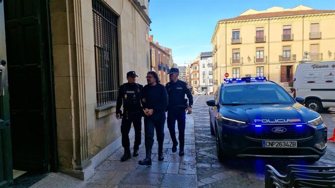 El acusado de tentativa de asesinato hacia su pareja en 2024 a su entrada a la Audiencia Provincial de León.