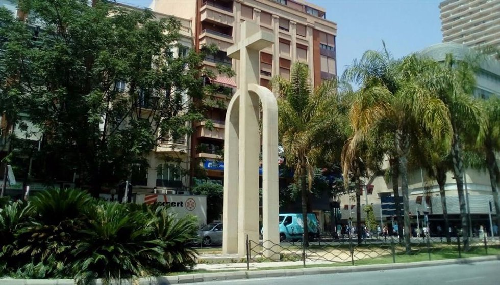 Archivo - Cruz de los caídos de Alicante