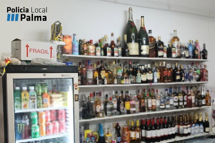 Estanterías con algunas de las bebidas que vendía la comerciante de Pere Garau.