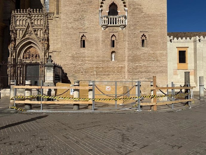 Cajón de obras a los pies de la Giralda, previo al inicio de la intervención prevista en el remate renacentista.