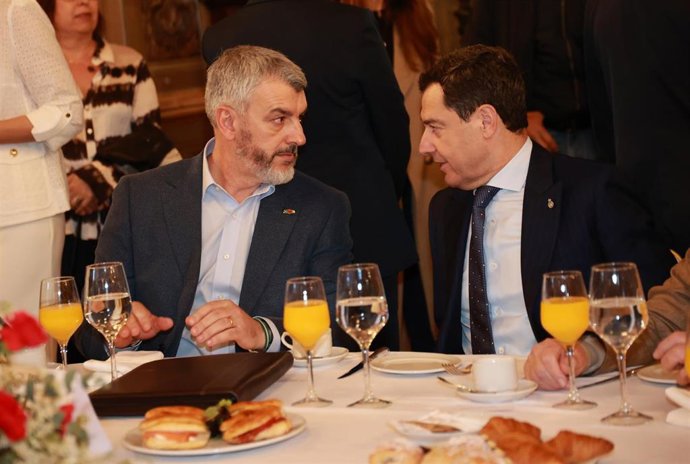 El presidente de la Junta de Andalucía, Juanma Moreno (d), junto al secretario general de UGT-A, Óskar Martín (i) asiste al coloquio organizado en Sevilla por Nueva Economía Fórum. A 14 de abril de 2026 en Sevilla (Andalucía, España). 
