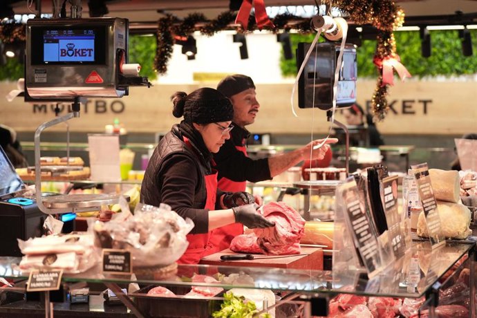 Archivo - Compras en el Mercado de la Boquería de Barcelona