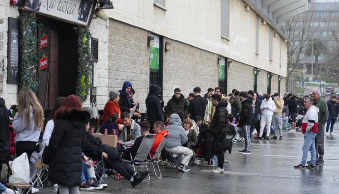 Archivo - Colas en las taquillas de El Sardinero