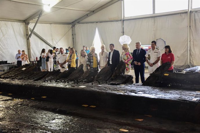 La consejera de Cultura, Patricia del Pozo, visitando los restos del pecio Delta 1 hallado en el Puerto de Cádiz.