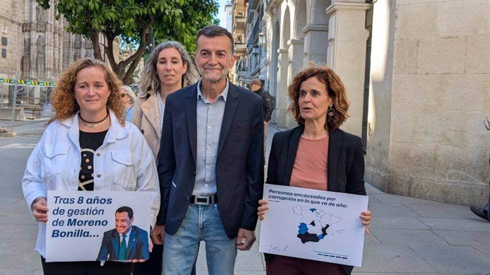 El candidato de Por Andalucía a la Junta, Antonio Maíllo, atiende a los medios en la Avenida de la Constitución de Sevilla.