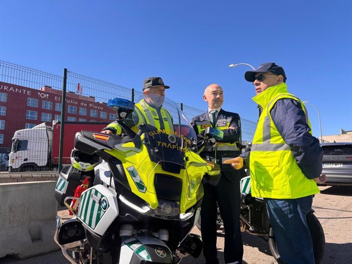 El delegado del Gobierno en Aragón, Fernando Beltrán, con dos guardias civiles de Tráfico.