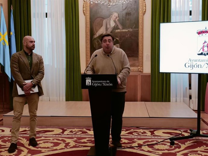 El concejal de Tráfico, Movilidad y Transporte Público del Ayuntamiento de Gijón, Pelayo Barcia, en rueda de prensa, junto al edil de Urbanismo, Jesús Martínez Salvador.