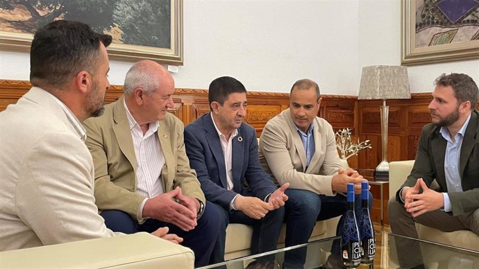 Recepción a responsables de la cooperativa Virgen de Zocueca tras obtener Picualia el Premio de España al Mejor Aceite de Oliva Virgen Extra de esta campaña.