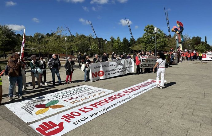 Manifestación en la entrada de las Cortes por las "agresiones" a CyL con plantas de biogás y biometano, así como por la situación de la sanidad.