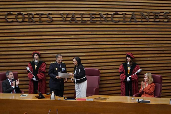 Archivo - La presidenta de les Corts Valencianes, Llanos Massó (c), durante la entrega de la Alta Distinción Francesc Vinatea en el acto institucional de celebración del Día de les Corts Valencianes, en las Corts Valencianes, a 25 de abril de 2024, en Val