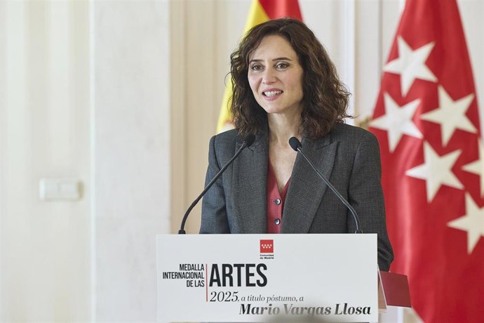 La presidenta de la Comunidad de Madrid, Isabel Díaz Ayuso, entrega la Medalla Internacional de las Artes, a título póstumo, a Mario Vargas Llosa, a 13 de abril de 2026, en Madrid (España). 