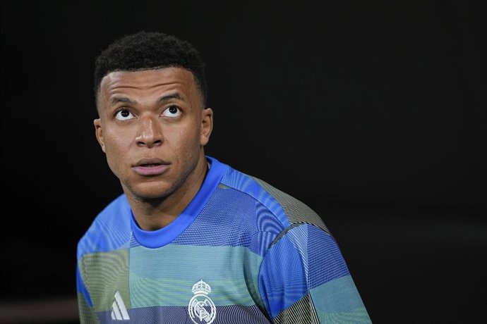 El delantero del Real Madrid Kylian Mbappé, durante un calentamiento en el Santiago Bernabéu.