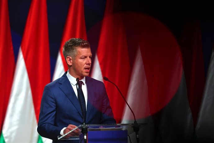 El líder de Tisza, Peter Magyar, ofrece una rueda de prensa en Budapest tras su triunfo electoral.