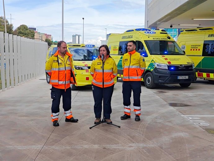 Fontquerni y los responsables del SEM junto a las nuevas ambulancias.