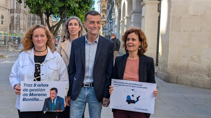El coordinador federal de Izquierda Unida (IU) y candidato de Por Andalucía a la presidencia del Gobierno andaluz, Antonio Maíllo, junto la candidata de la coalición por Cádiz, Esperanza Gómez, y la directora provincial de IU Sevillla, Nina Gordillo.
