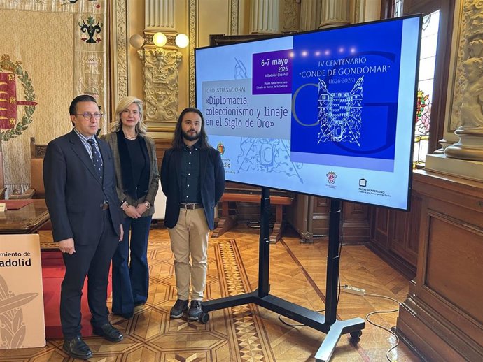 Los historiadores Javier Burrieza y Diego Herrero, coordinadores del foro sobre el Conde de Gondomar, junto a la concejal de Educación y Cultura, Irene Carvajal.