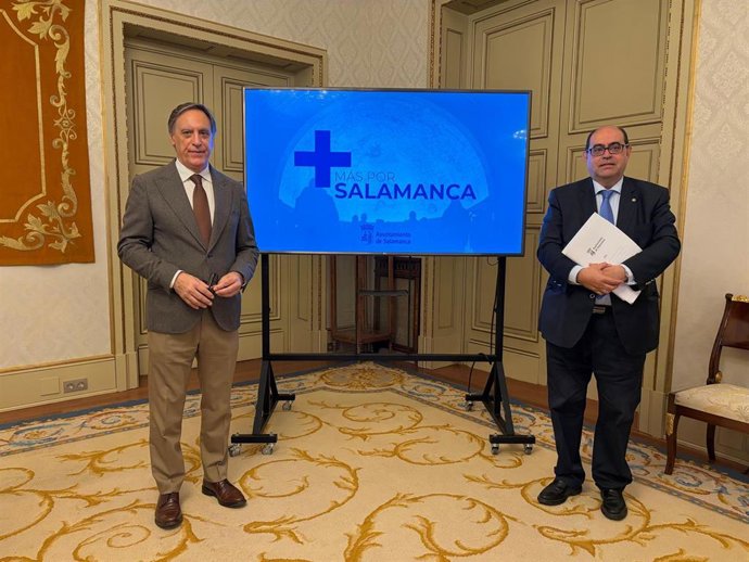 El alcalde Carlos García Carbayo (i) y el concejal de Hacienda, Fernando Rodríguez (d)