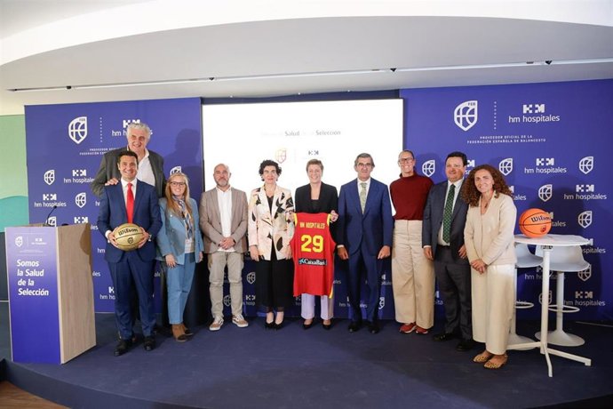 Renovación del acuerdo entre HM Hospitales y la FEB, con la presencia de Elisa Aguilar, presidenta de la FEB, y el doctor Juan Abarca, presidente de HM Hospitales, demás del exjugador Fernando Romay y el seleccionador español Chus Mateo.